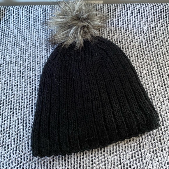Aritizia Wilfred Black Faux Fur Pom Pom Beanie O/S - Picture 1 of 5